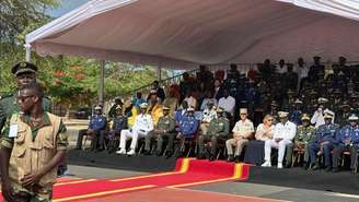 O chefe do Estado-Maior do Senegal e o chefe do Comando do Exército Francês para a África lado a lado no final do tapete vermelho durante a cerimônia oficial de entrega da última base francesa no Senegal, em 17 de julho de 2025, em Dakar.