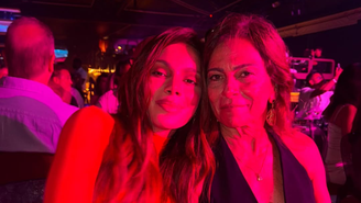 Anitta e a mãe, Miriam Macedo, em um cabaré em Ibiza