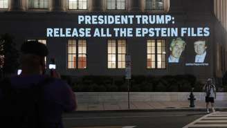 Uma mensagem pedindo ao presidente Donald Trump que divulgue todos os documentos relacionados a Jeffrey Epstein foi projetada na fachada do prédio da Câmara de Comércio dos Estados Unidos, em frente à Casa Branca, em Washington, DC, em 18 de julho de 2025.