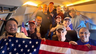 Os americanos que a Venezuela libertou no avião de volta para seu país.