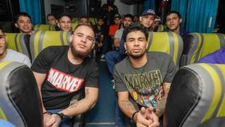 Na foto divulgada pela presidência de El Salvador, migrantes venezuelanos presos no país aparecem sentados em um ônibus antes de embarcarem em um avião com destino à Venezuela, no Aeroporto Internacional San Oscar Romero, em San Luis Talpa, El Salvador, no dia 18 de julho de 2025.