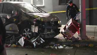 Carro imobilizado sobre a calçada após atropelar uma multidão que aguardava na fila de uma casa noturna em uma movimentada avenida de Los Angeles, na madrugada deste sábado, 19 de julho de 2025.