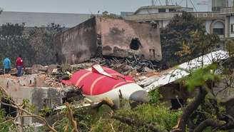 O voo 171 da Air India caiu em um bairro movimentado em Ahmedabad
