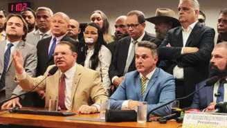 Líder do PL na Câmara, Sóstenes Cavalcante, durante coletiva na sala da Comissão de Segurança Pública