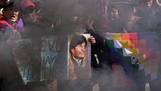 Apoiadores exibem um cartaz com a imagem do ex-presidente Evo Morales e uma mensagem em espanhol: “Sem Evo, não há eleições”, durante uma manifestação que exige que ele seja autorizado a concorrer à próxima eleição presidencial. Em La Paz, na Bolívia, em 29 de maio de 2025.