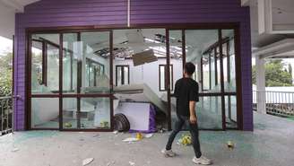 Um tailandês observa a destruição de um local na província de Surin, no nordeste da Tailândia, após ataques das forças cambojanas em 24 de julho de 2025.