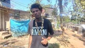 Na favela onde vive, Carro Preto é conhecido como Lacoste e Jacaré. Acusaram de fake, mas barraco das lives é real.