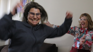 Izabel Azevedo comemora ao saber de prêmio