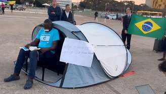 Deputado Hélio Lopes (PL-RJ) acampa em frente ao STF e usa fita na boca em apoio a Bolsonaro; veja o vídeo