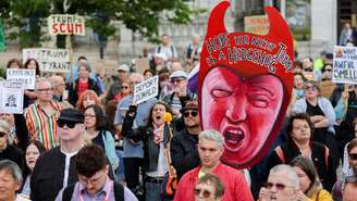 Manifestantes reúnem-se em Aberdeen, na Escócia, contra a visita de Donald Trump ao país. (26/07/2025)