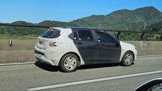 Novo Chevrolet Onix 2026 em testes próximo ao litoral de São Paulo