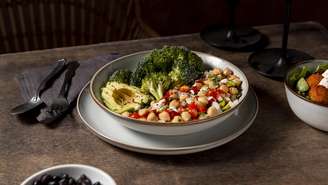 Um prato salgado com vegetais e alimentos ricos em fibras podem ajudar a desinflamar o fígado