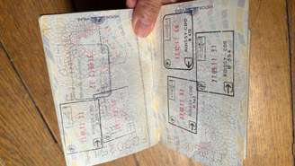 O uso de carimbos em passaportes para registrar entrada na Europa vai desaparecer gradualmente em 29 países, sendo substituído por armazenamento de dados. Imagem de ilustração, Paris, 30 de julho de 2023.