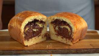 Que tal fazer esse brioche recheado de chocolate bem quentinho de lanche da tarde?
