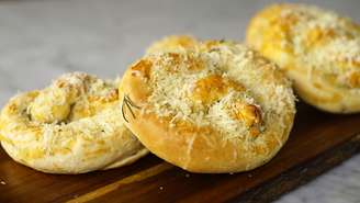 Pretzel de Parmesão e Alecrim Recheado com Queijo