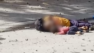 O vídeo transmitido pela TV Al Araby mostra Mohamed e Layan deitados um ao lado do outro na rua