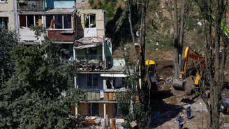 Um dos prédios residenciais atingidos na quinta-feira (31) em Kiev por drones russos, em meio à nova onda de ataques na Ucrânia.