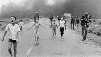 Nick Ut ganhou um Pulitzer e diversos outros prêmios pela foto chamada "O terror da guerra", conhecida popularmente como "A menina de napalm"