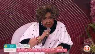 Alcione, cantora, durante o 'É de Casa'