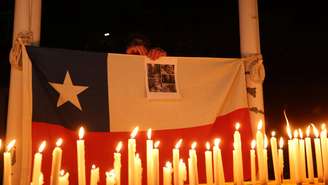 Fotos dos trabalhadores da mina El Teniente junto com a bandeira do Chile, diante do local do acidente. Imagem de 2 de agosto de 2025.