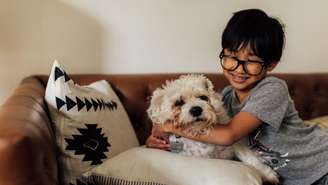 Conviver com animais de estimação traz uma série de benefícios para a criança; entenda o que diz especialista