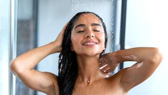 Renove as energias com um banho de limpeza e abundância para atrair prosperidade e começar o mês com tudo! Veja como preparar.