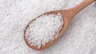 Faça o famoso banho de sal grosso para renovar suas vibrações