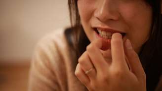 Você tem o hábito de roer unhas mas deseja parar? Confira dicas infalíveis para acabar de vez com o comportamento