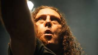 O vocalista Fabio Lione durante show do Angra em São Paulo, 2025
