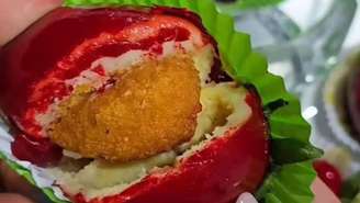 Inspirado na maçã e no morango do amor, acarajé também é vendida com doce 