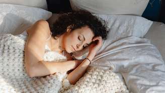 Movimento Early Night valoriza o descanso e mostra que priorizar o sono pode transformar o humor, a saúde e até a produtividade