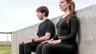 Veja 3 exercícios para praticar pilates na parede