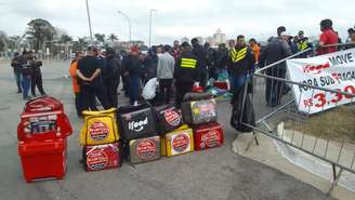 Protesto de motoboys diante da São Paulo Expo, onde o iFood realiza evento de gastronomia durante dois dias.
