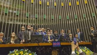 Parlamentares da oposição usam fitas adesivas na boca durante protesto na Câmara