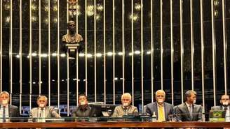 Senadores fazem protesto e usam adesivos na boca após prisão domiciliar de Bolsonaro