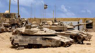 Carros de combate do exército israelita posicionados perto da fronteira com a Faixa de Gaza, no sul de Israel, a 5 de agosto de 2025.