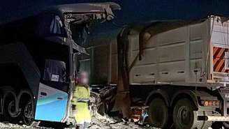 Batida entre ônibus e carreta deixa 11 mortos e 46 feridos em MT
