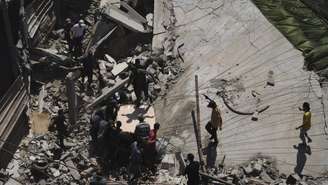 Palestinos correm para coletar recuperar ajuda humanitária na Faixa de Gaza