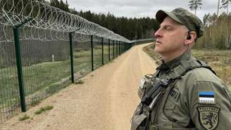 Soldado da Estônia vigia a fronteira com a Rússia. Em 25 de maio de 2025.