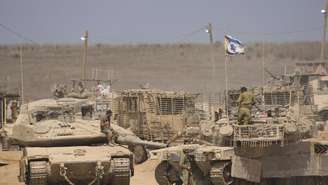 Soldados israelenses em uma área de concentração na fronteira com a Faixa de Gaza, no sul de Israel, em 29 de julho de 2025.