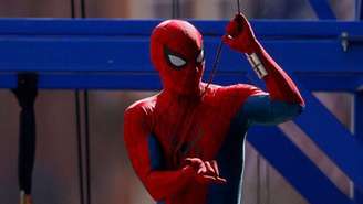 Homem-Aranha 4: Tom Holland pilota tanque e encontra fãs em vídeo de bastidores