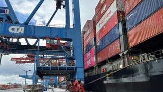 Vista geral do porto de contêineres da Hamburger Hafen Logistics AG HHLA durante uma visita da mídia em Hamburgo, Alemanha, em 29 de julho de 2025.