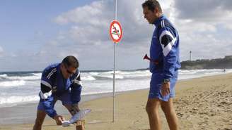 Salva-vidas recolhem caravelas-protuguesas na praia de Biarritz, no sudoeste da França, no dia 5 de agosto de 2025.