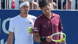 Zverev de branco e Melo de vinho 