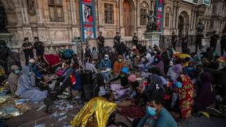 Os cerca de 250 migrantes estavam acampados desde 5 de agosto de 2025 no pátio em frente à prefeitura de Paris por falta de vagas em abrigos de emergência.