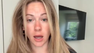 Atriz causa cancelamento de voo após diarreia no banheiro de avião