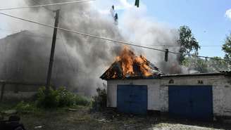 Garagem de um prédio residencial na cidade ucraniana de Bilozerske, na região de Donetsk, em chamas após ataque com drones russos em 10 de agosto de 2025.