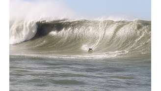 Surfista Lucas Chumbo durante onda que pode ser a maior já registrada no Brasil