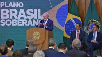 Governo anuncia R$ 30 bi em crédito para setores afetados por tarifaço dos EUA