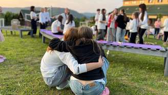 Crianças confortam umas às outras ao compartilhar experiências da guerra